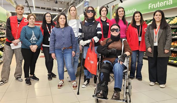 El traje con el que te pones en la piel de un cliente de supermercado de 80 años