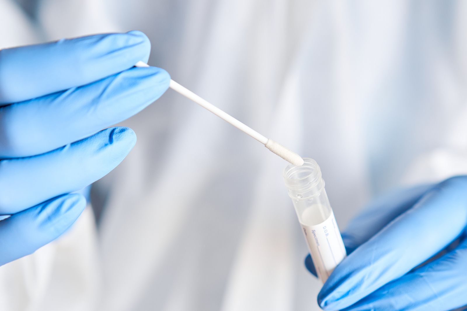 Encuentran señales tempranas de alzhéimer a través de un test nasal similar al del Covid