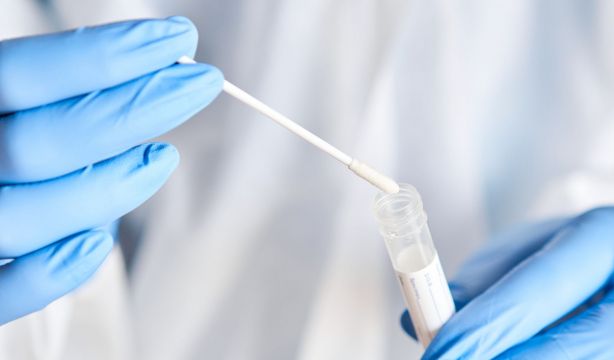 Encuentran señales tempranas de alzhéimer a través de un test nasal similar al del Covid