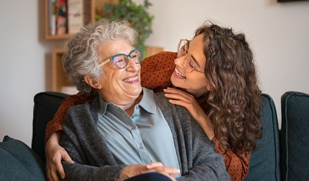 ‘Vivir y Convivir’: el programa intergeneracional que une a mayores y estudiantes. Foto: Bigstock.