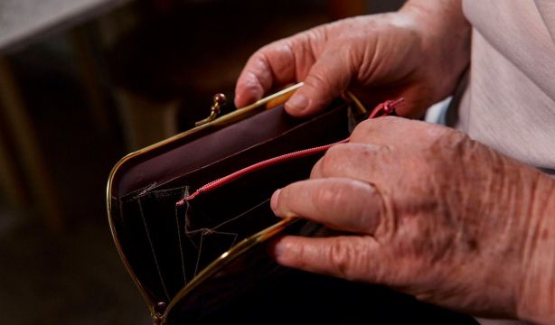 Los pensionistas, pendientes de las medidas del Gobierno contra la subida de precios por la guerra