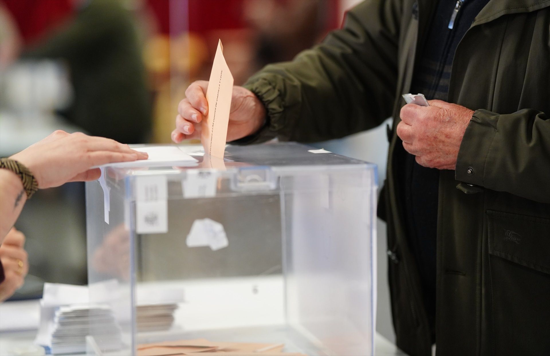 ¿Le preguntarías a la IA a quién votar? Algunos españoles ya lo hacen. Fuente: Europa Press.