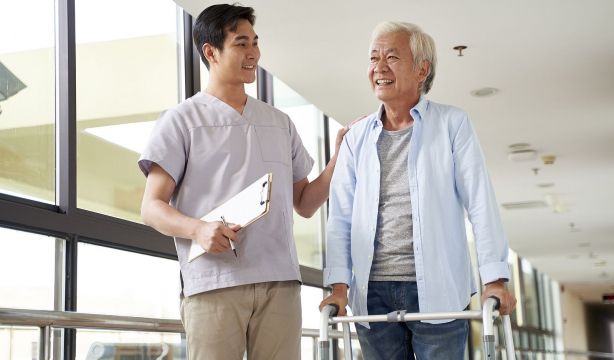 En Japón, la Dependencia se financia a través de seguros de cuidados: así funcionan