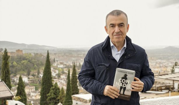 Lorenzo Silva publica 'Con nadie' y respalda al Rey sobre la conquista de América