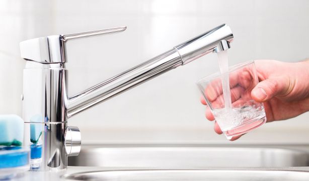 Cómo limpiar el filtro de un grifo para recuperar la presión del agua. Foto: Bigstock.