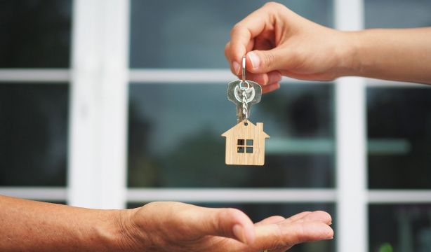 Cómo tributa la venta de una vivienda cuando se compró la nuda propiedad y se heredó el usufructo