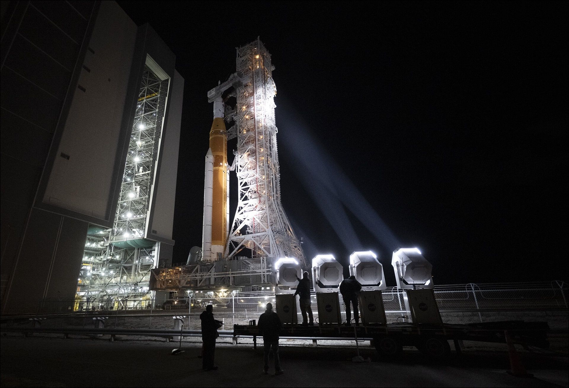 La NASA prepara para su lanzamiento el cohete que llevará a cuatro astronautas de nuevo a la Luna