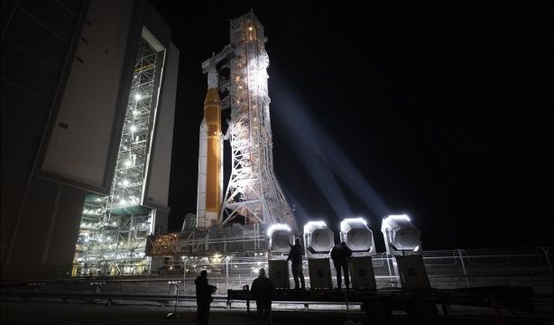 La NASA prepara para su lanzamiento el cohete que llevará a cuatro astronautas de nuevo a la Luna