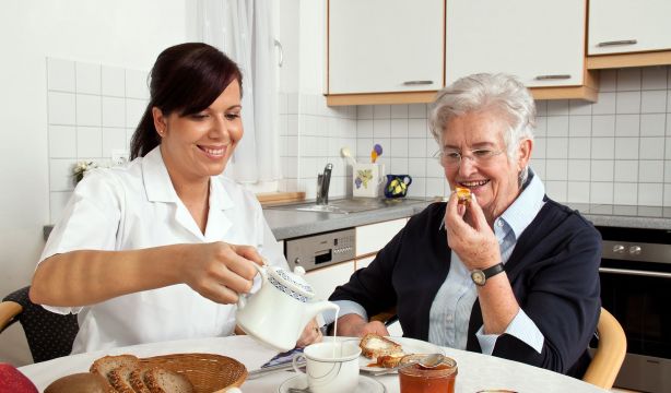 Inician en Oviedo un proyecto piloto de apoyo a mayores para combatir la soledad no deseada. Foto: Bigstock. Inician en Oviedo un proyecto piloto de apoyo a mayores para combatir la soledad no deseada. Foto: Bigstock.