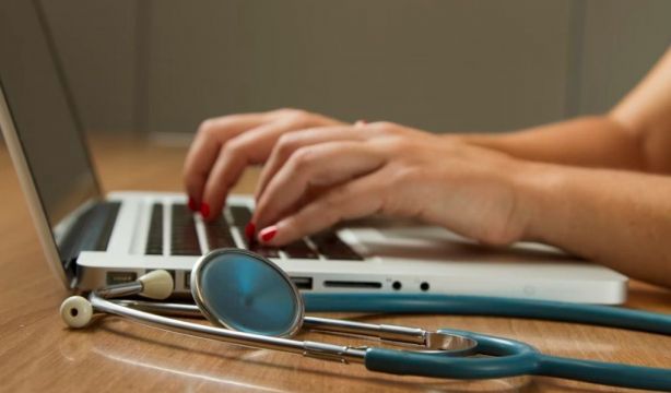 La IA puede reducir hasta dos horas diarias el trabajo administrativo del médico de familia. Foto: Europa Press.