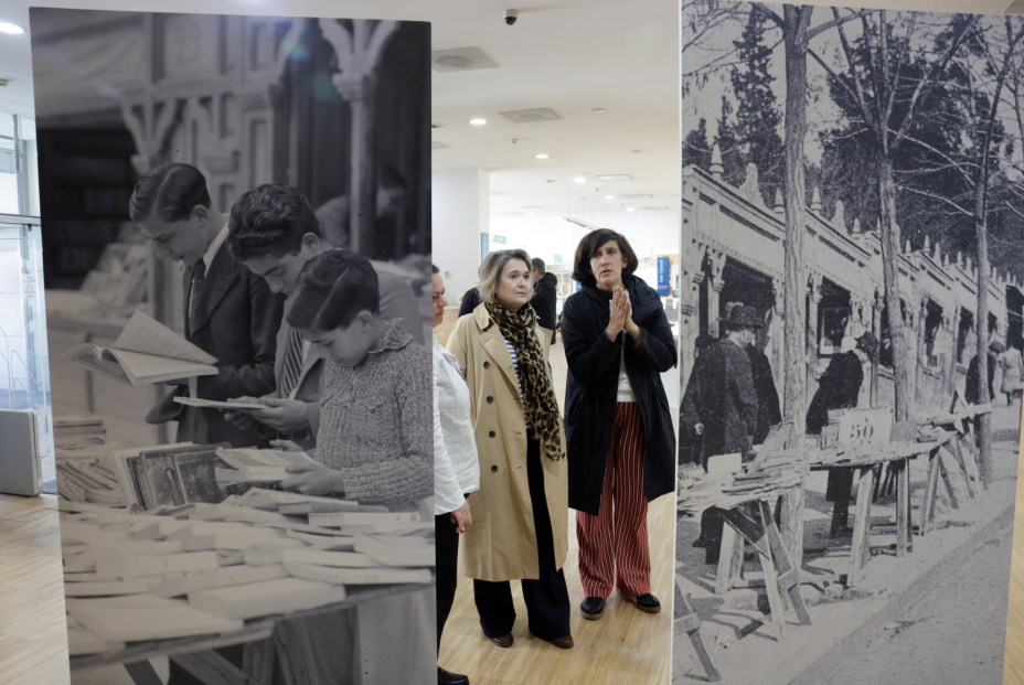 Una exposición itinerante muestra en fotografías la historia de la Cuesta de Moyano