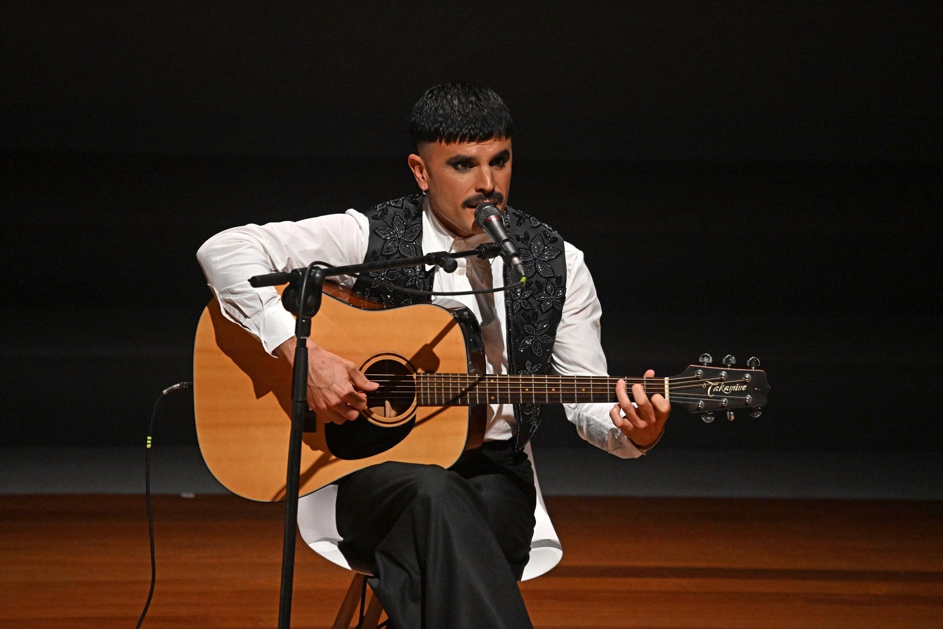 Rodrigo Cuevas canta con Ana Belén o Massiel en 'Manual de belleza'