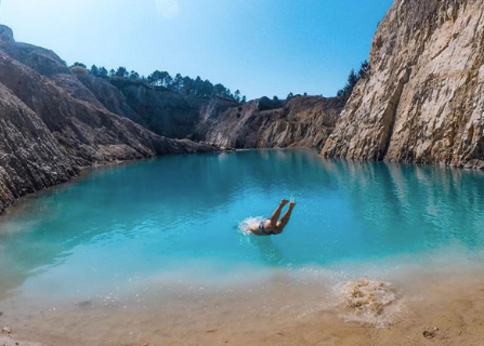 El lago tóxico español donde se ha puesto de moda bañarse y sacarlo en Instagram