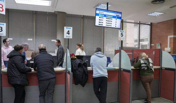 Defensor del Pueblo exige un "trato adecuado a mayores en el acceso a la Administración pública"