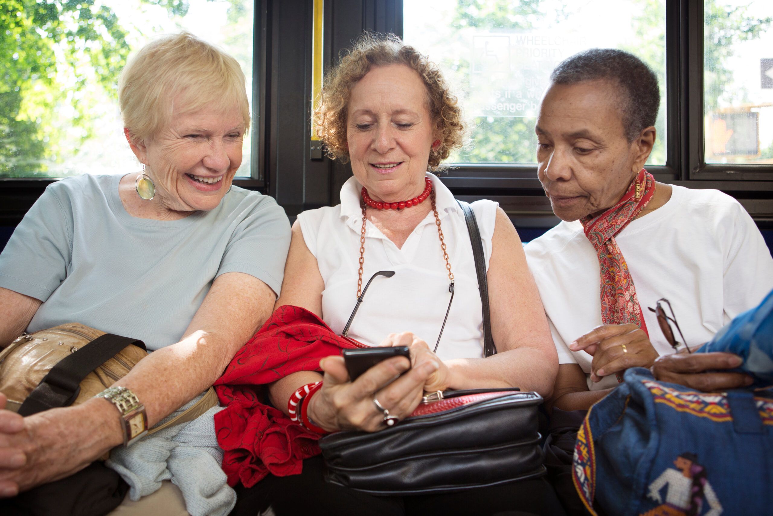 Seis organizaciones europeas unen fuerzas para combatir la desinformación en personas mayores