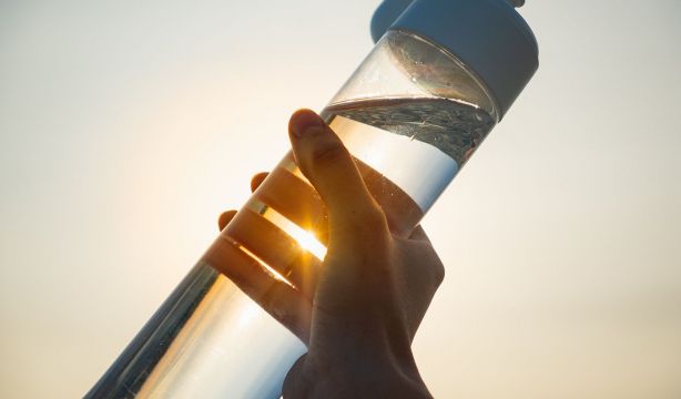 Botellas reutilizables: cómo limpiarlas para que no acumulen bacterias Botellas reutilizables: cómo limpiarlas para que no acumulen bacterias