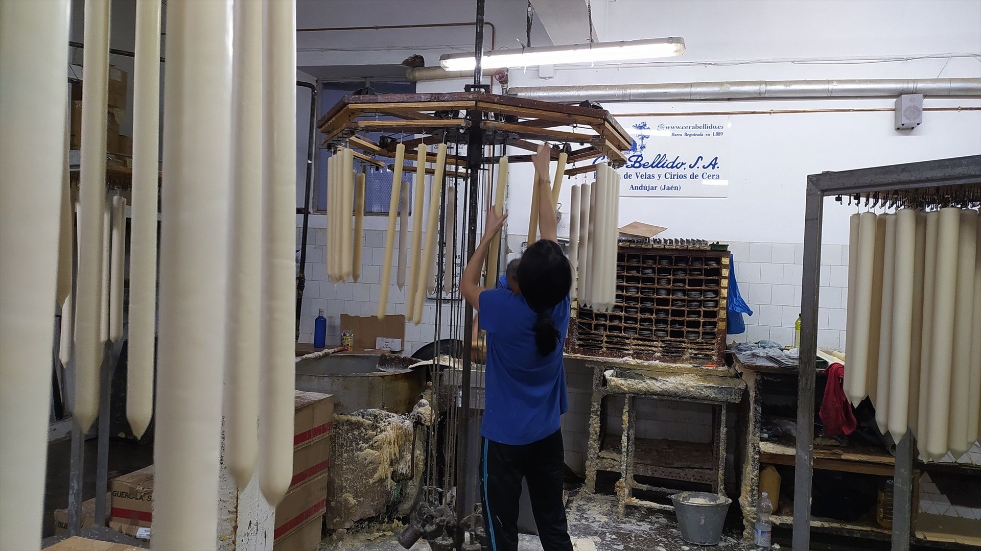 EuropaPress 7384541 La empresa centenaria de donde salen 100.000 kilos de velas para iluminar procesiones de toda España