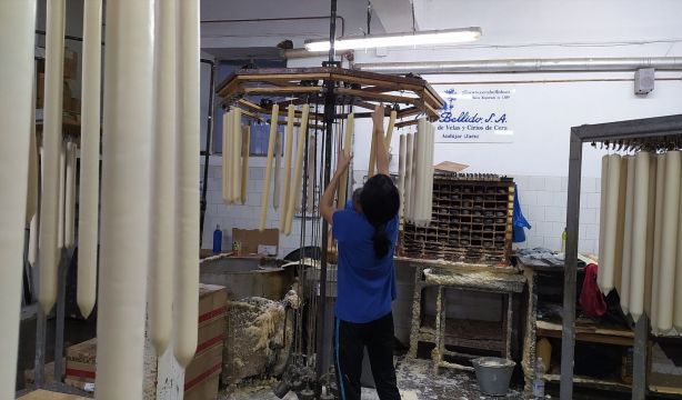 EuropaPress 7384541 La empresa centenaria de donde salen 100.000 kilos de velas para iluminar procesiones de toda España