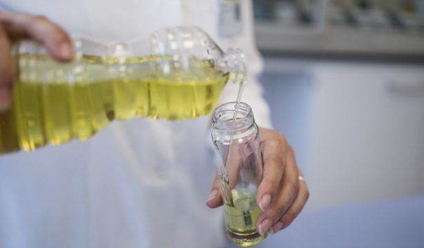 Tirar el aceite por el fregadero puede costarte hasta 100.000 euros: ¿dónde debes llevarlo?