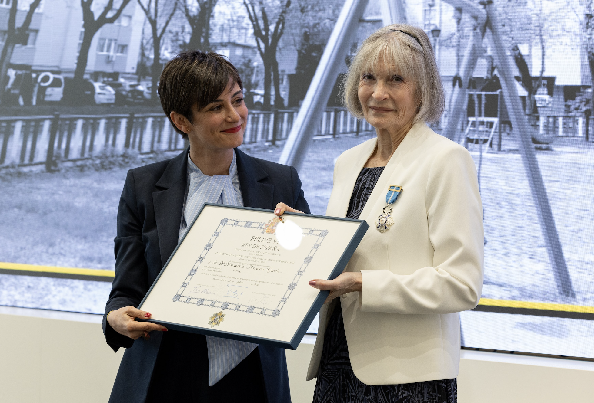 Manuela Navarro recibe la Cruz de la Orden del Mérito Civil por su defensa de la vivienda