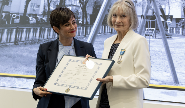 Manuela Navarro recibe la Cruz de la Orden del Mérito Civil por su defensa de la vivienda