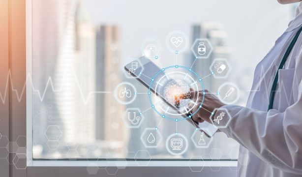Médicos alertan del uso de inteligencia artificial para tratar dolencias sin supervisión. Foto: Bigstock.