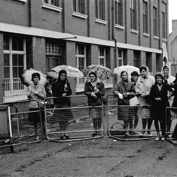 1963 - Fans esperado a los Rolling Stones en Cardiff