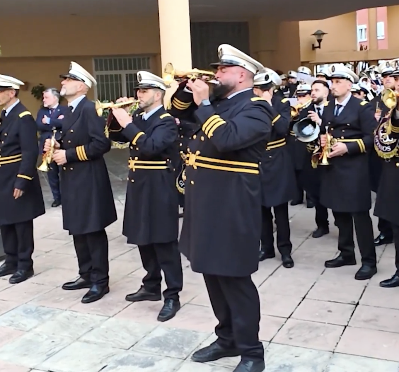 VÍDEO: No podrá salir en Semana Santa y su banda le regala este momento único