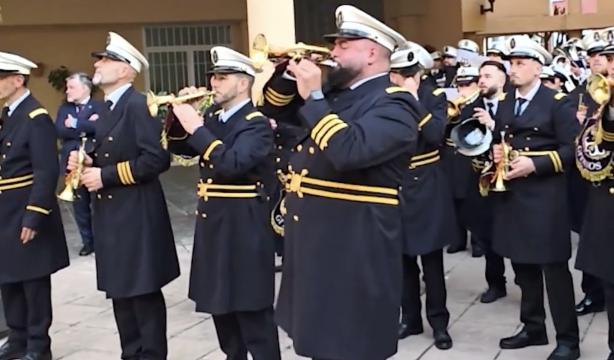 VÍDEO: No podrá salir en Semana Santa y su banda le regala este momento único