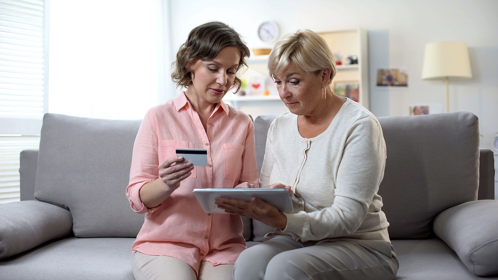 Guarda de hecho: límites y permisos para familiares que gestionan cuentas de mayores dependientes