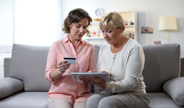 Guarda de hecho: límites y permisos para familiares que gestionan cuentas de mayores dependientes