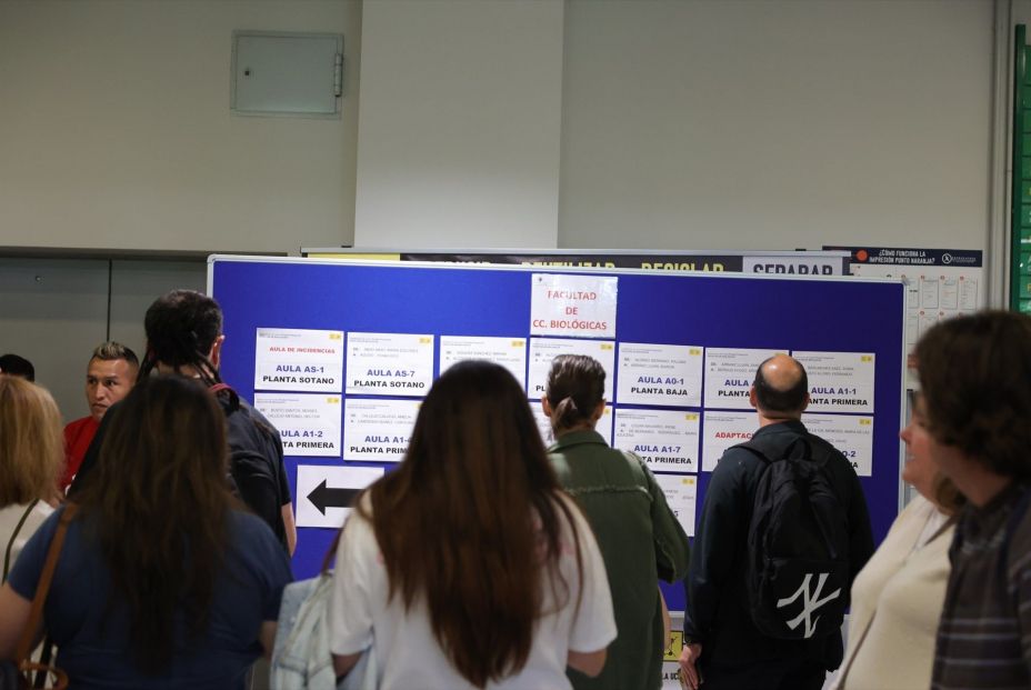 EuropaPress 5180449 varias personas buscan listados aula donde van realizar pruebas acceso