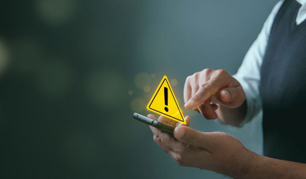 ¿Qué es la estafa del 'Ataque de relevo'? La Policía Nacional explica cómo evitar caer en ella (Bigstock)