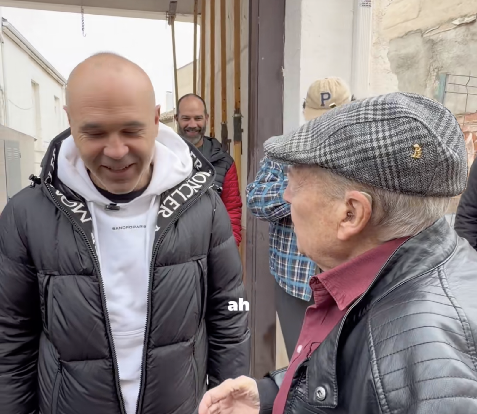 VÍDEO: Un joven cumple el sueño de su abuelo y le lleva a conocer a Andrés Iniesta