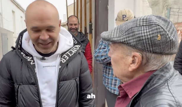 VÍDEO: Un joven cumple el sueño de su abuelo y le lleva a conocer a Andrés Iniesta