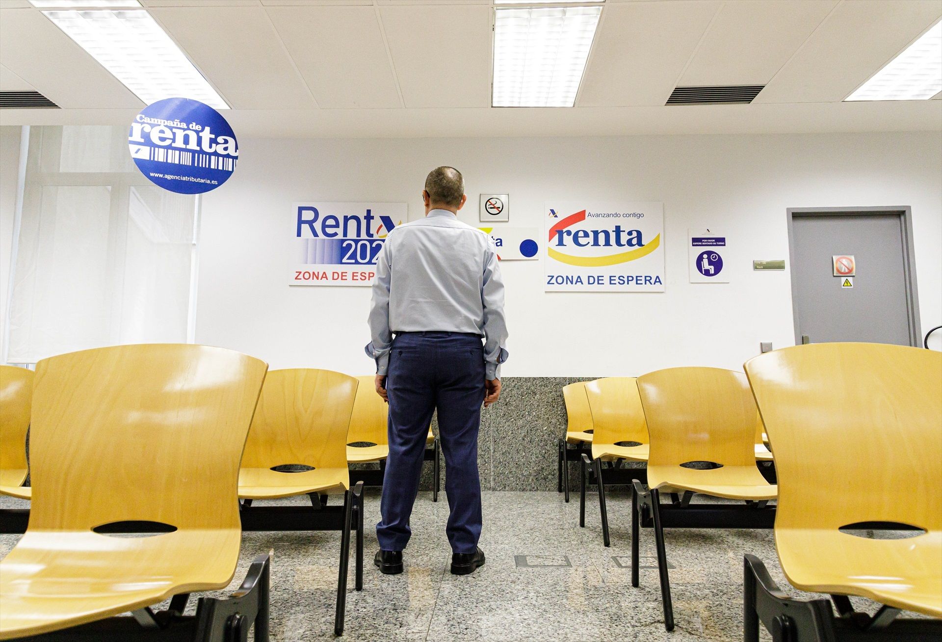 EuropaPress 5240287 hombre espera turno agencia tributaria presentar declaracion renta EuropaPress 5240287 hombre espera turno agencia tributaria presentar declaracion renta