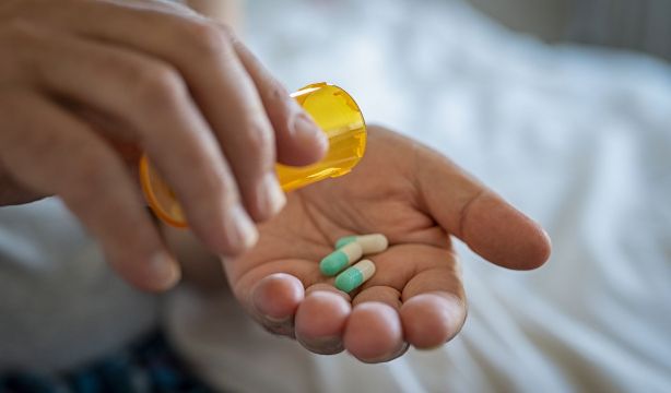 Mayores polimedicados: Advierten sobre los riesgos de la "cascada de prescripción"