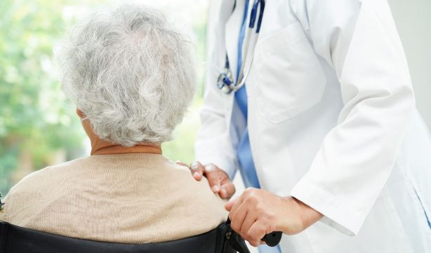 Un innovador programa logra reducir el deterioro funcional en mayores hospitalizados (Bigstock)