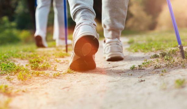Podólogos advierten las lesiones que pueden sufrir tus pies al estrenar calzado en Semana Santa