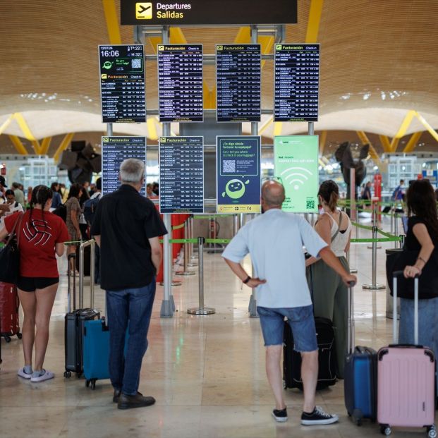 EuropaPress 6085845 varias personas maletas observan panel salidas vuelos terminal t4