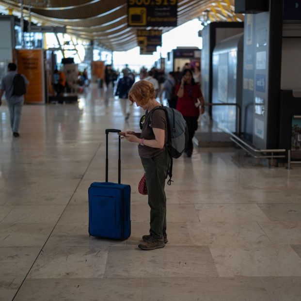 EuropaPress 6826128 mujer maleta aeropuerto adolfo suarez madrid barajas primera operacion
