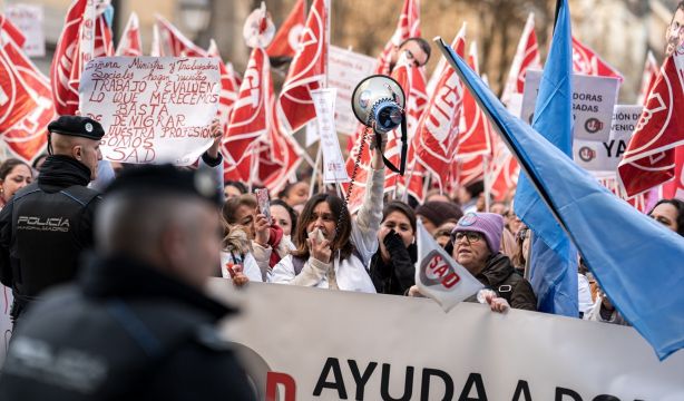 El sinsentido de los cuidados: precio imposible para familias y sueldo de miseria para trabajadores