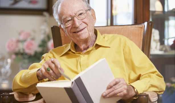 CEATE celebra el 'Mes del Libro' destacando el compromiso de los Voluntarios Culturales Mayores