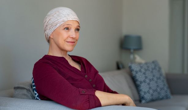 Las mujeres tienen más probabilidades de sobrevivir al cáncer, pero con efectos secundarios graves