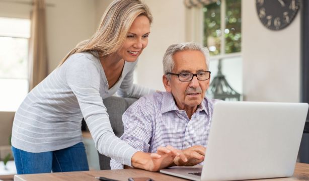 Los mayores ante la IA: por qué usar Internet hoy no garantiza seguir el ritmo mañana. Fuente: BigStock.