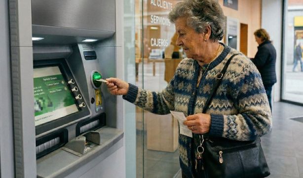 Pago de las pensiones en abril de 2026: ¿cuál es la fecha de cobro en cada banco?