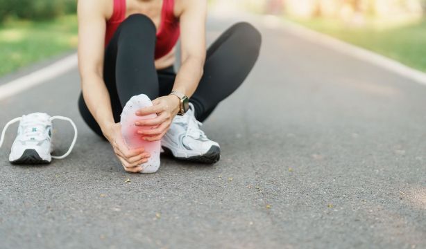 Elegir mal tus zapatillas deportivas puede provocar lesiones en los pies. Foto: Bigstock.