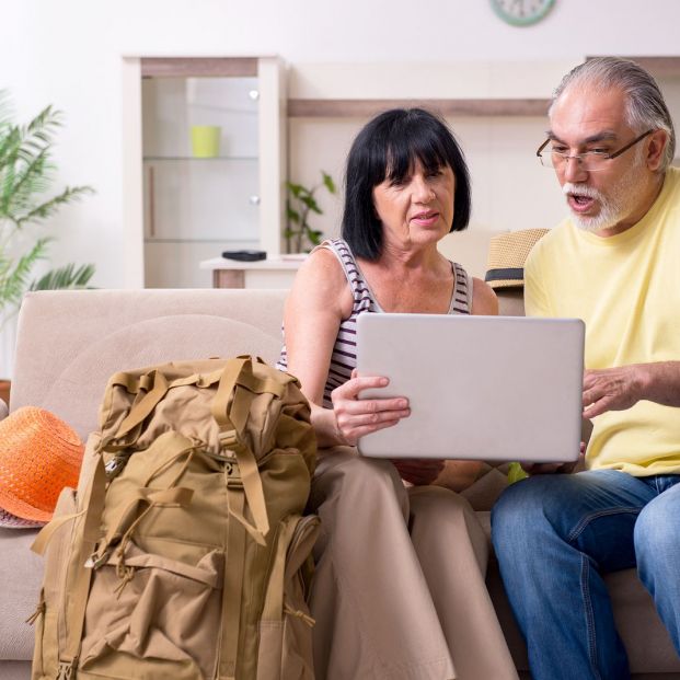 Pareja en su piso de alquiler vacacional