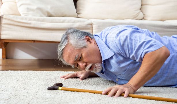 El miedo tras una caída: cómo recuperar la confianza en las personas mayores. Foto: Bigstock.