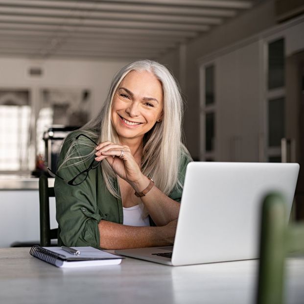 Mujer buscando en internet